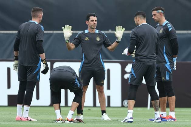 Argentina s goalkeeping coach Hugo Tocalli (C) talks with goalies Emiliano Martinez (R), Franco Armani (L) and Geronimo Rulli (2nd-R) during a training session ahead the match against Colombia for the Copa America USA 2024 final match, at Florida International University (FIU), Miami, on July 13, 2024. MIAMI UNITED STATES Copyright: xALEJANDROxPAGNIx