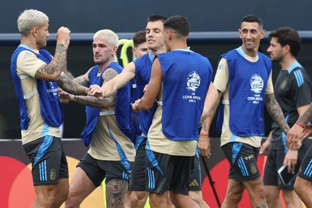 Argentina™s fotballers joke with midfielder Leandro Paredes (L) during a training session ahead the match against Colombia for the Copa America USA 2024 final match, at Florida International University (FIU), Miami, on July 13, 2024. MIAMI UNITED STATES Copyright: xALEJANDROxPAGNIx