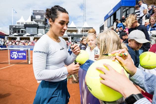 240714 Martina Trevisan of Italy signing autographs after the final of Nordea Open day 7 on July 14, 2024 in Bastad. Photo: Niclas Jönsson BILDBYRAN COP 273 NO0280 tennis dam WTA, Tennis Damen nordea open bastad dag 7 bbeng final double final Copyright: NICLASxJÖNSSON BB240714NO023