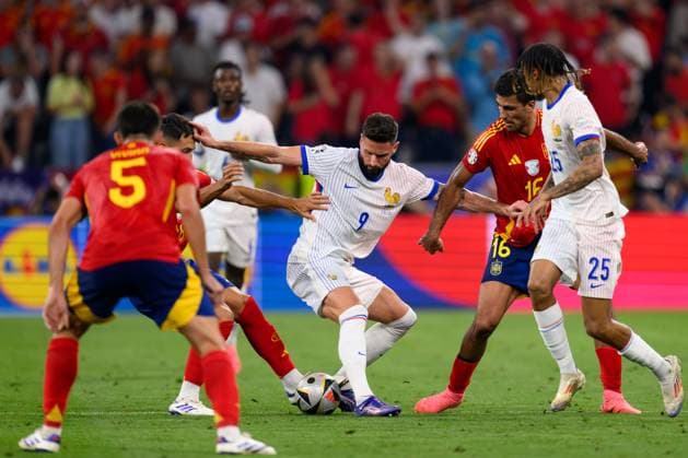 090724 KAI SCHWOERER Olivier Giroud of France controls the ball against Rodri of Spain (R) during the UEFA EURO, EM, Europameisterschaft,Fussball 2024 semi-final match between Spain and France at Munich Football Arena on July 9, 2024 in Munich, Germany. 090724-CPL-ESPvFRA-225