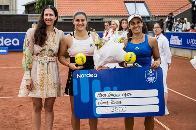 240714 Tournament Director Sofia Arvidsson, Maria Lourdes CarlÃ of Argentina and Julia Riera of Argentina after the final of Nordea Open day 7 on July 14, 2024 in Bastad. Photo: Niclas Jönsson BILDBYRAN COP 273 NO0280 tennis dam WTA, Tennis Damen nordea open bastad dag 7 bbeng final double final Copyright: NICLASxJÖNSSON BB240714NO067