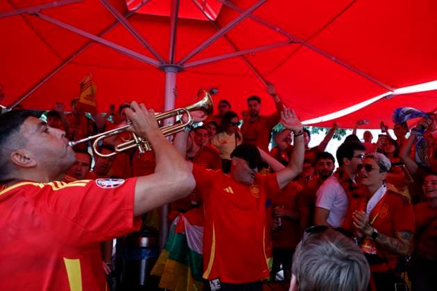 Spanish fans meet before the Euro 2024 final that will be held tonight between the Spanish and English national football teams in Berlin, Germany, 14 July 2024. Euro 2024 Final. Spain - England !ACHTUNG: NUR REDAKTIONELLE NUTZUNG!  Copyright: xAlbertoxEstevezx GRAF7116 20240714-55014147251_1