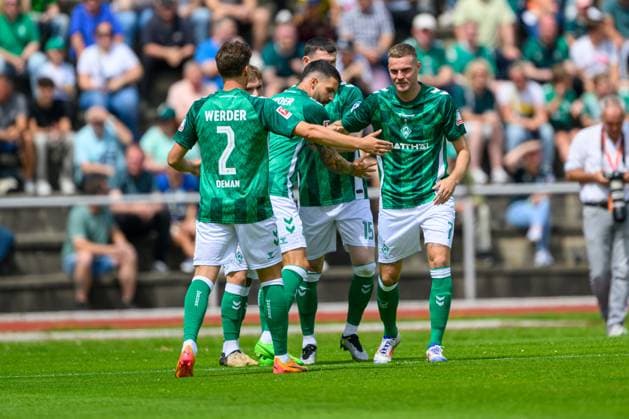 GER, FSP FC Verden 04 vs SV Werder Bremen 14.07.2024, Stadion am Ring, Verden, GER, FSP FC Verden 04 vs SV Werder Bremen im Bild: Jubel Torschuetze 0:1 Oliver Burke (Werder Bremen 15); Marvin Ducksch (SV Werder Bremen 07); Olivier Deman (Werder Bremen 02); Anthony Jung (Werder Bremen 03);