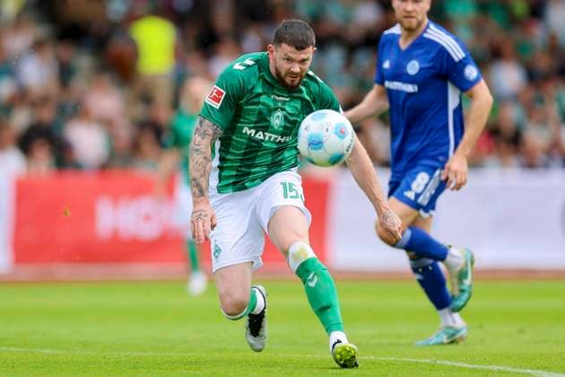 Oliver Burke (Werder Bremen) kontrolliert den Ball, Friendly match, FC Verden 04 vs Werder Bremen, Stadion am Berliner Ring, 14.07.2024, Verden, Deutschland.