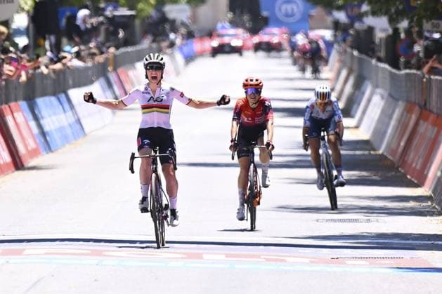 Bilder des Jahres 2024, Sport 07 Juli Sport Themen der Woche KW28 Sport Bilder des Tages LE COURT Kim AG INSURANCE - SOUDAL TEAM during the 35th Giro d Italia Women 2024, Stage 8 a 117km stage from Pescara to L Aquila on July 14, 2024 in L Aquila, Italy  Copyright: xDomenicoxCippitelli IPAxSportx x xx IPA_47982284 IPA_Agency_IPA47982284