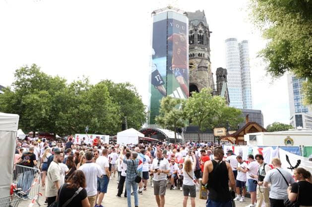 DEU, FIFA, EM-2024, ENG-Fans, 14.07.2024, Breitscheid Platz, Kaiser-Wilhelm-Gedaechtniskirche, Berlin, DEU, FIFA, EM-2024, ENG-Fans, im Bild Foto: Juergen Engler nordphoto GmbH