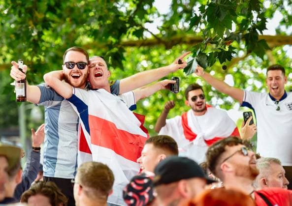 Fussball, EM 2024 Englische Fans auf dem Breitscheidplatz 14.06.2024, xdanx, Fussball, EM 2024 Englische Fans auf dem Breitscheidplatz , v.l. Jubel bei den Englischen Fans Berlin Breitscheid Platz Berlin Deutschland (DE) Copyright: xDanielxLakomskix