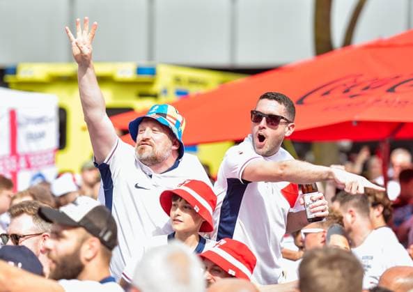 Fussball, EM 2024 Englische Fans auf dem Breitscheidplatz 14.06.2024, xdanx, Fussball, EM 2024 Englische Fans auf dem Breitscheidplatz , v.l. Jubel bei den Englischen Fans Berlin Breitscheid Platz Berlin Deutschland (DE) Copyright: xDanielxLakomskix