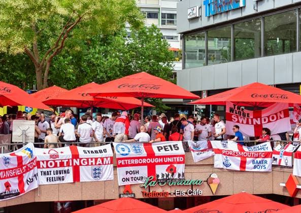 Fussball, EM 2024 Englische Fans auf dem Breitscheidplatz 14.06.2024, xdanx, Fussball, EM 2024 Englische Fans auf dem Breitscheidplatz , v.l. Englischen Fan Fahnen auf dem Breitscheidplatz Berlin Breitscheid Platz Berlin Deutschland (DE) Copyright: xDanielxLakomskix