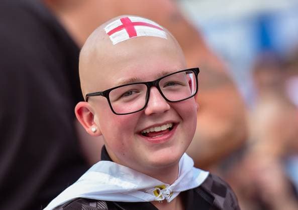 Fussball, EM 2024 Englische Fans auf dem Breitscheidplatz 14.06.2024, xdanx, Fussball, EM 2024 Englische Fans auf dem Breitscheidplatz , v.l. Englischer Fan mit Logo der Englischen Flagge auf den Kopf Berlin Breitscheid Platz Berlin Deutschland (DE) Copyright: xDanielxLakomskix