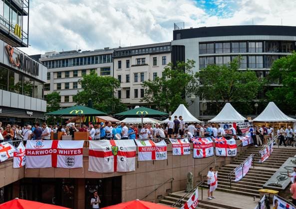Fussball, EM 2024 Englische Fans auf dem Breitscheidplatz 14.06.2024, xdanx, Fussball, EM 2024 Englische Fans auf dem Breitscheidplatz , v.l. Englische Logos auf den Breitscheidplatz Berlin Breitscheid Platz Berlin Deutschland (DE) Copyright: xDanielxLakomskix