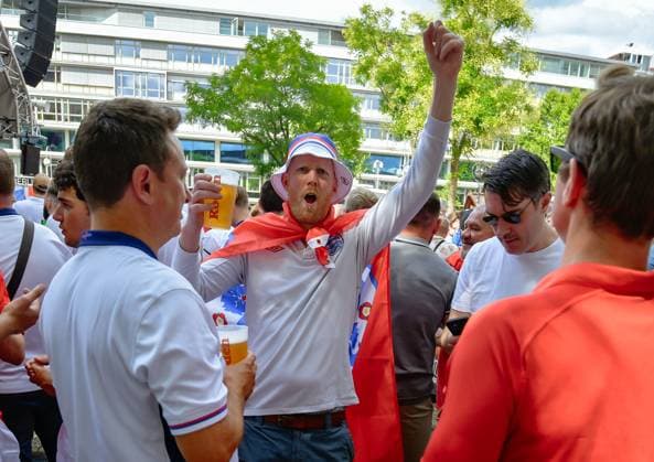 Fussball, EM 2024 Englische Fans auf dem Breitscheidplatz 14.06.2024, xdanx, Fussball, EM 2024 Englische Fans auf dem Breitscheidplatz , v.l. Jubel bei den Englischen Fans Berlin Breitscheid Platz Berlin Deutschland (DE) Copyright: xDanielxLakomskix