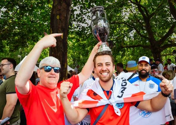 Fussball, EM 2024 Englische Fans auf dem Breitscheidplatz 14.06.2024, xdanx, Fussball, EM 2024 Englische Fans auf dem Breitscheidplatz , v.l. Jubel bei den Englischen Fans mit den Europapokal auf den Kopf Berlin Breitscheid Platz Berlin Deutschland (DE) Copyright: xDanielxLakomskix
