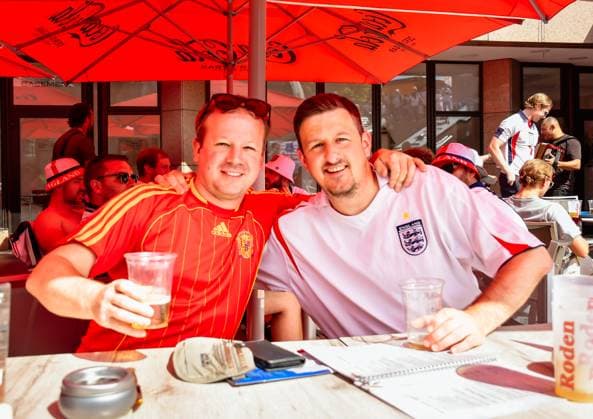 Fussball, EM 2024 Englische Fans auf dem Breitscheidplatz 14.06.2024, xdanx, Fussball, EM 2024 Englische Fans auf dem Breitscheidplatz , v.l.Spanischer und Englischer Fan trinken gemeinsam ein Bier Berlin Breitscheid Platz Berlin Deutschland (DE) Copyright: xDanielxLakomskix