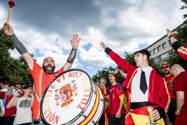 Football fans take the streets of Berlin ahaed of UEFA EURO, EM, Europameisterschaft,Fussball 2024 final Berlin, Germany. 14th, July 2024. Football fans of Spain take the streets of Berlin in celebration before the UEFA Euro 2024 final between Spain and England at Olympiastadion in Berlin. Berlin Germany  Copyright: xGonzalesxPhoto LassexLagonix