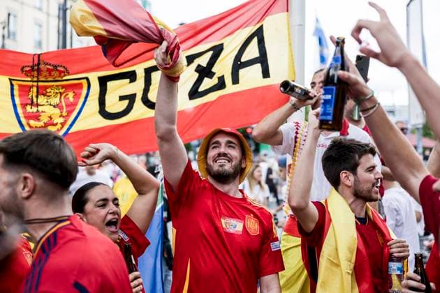 Football fans take the streets of Berlin ahaed of UEFA EURO, EM, Europameisterschaft,Fussball 2024 final Berlin, Germany. 14th, July 2024. Football fans of Spain take the streets of Berlin in celebration before the UEFA Euro 2024 final between Spain and England at Olympiastadion in Berlin. Berlin Germany  Copyright: xGonzalesxPhoto LassexLagonix