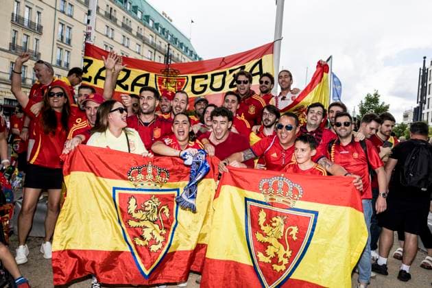 Football fans take the streets of Berlin ahaed of UEFA EURO, EM, Europameisterschaft,Fussball 2024 final Berlin, Germany. 14th, July 2024. Football fans of Spain take the streets of Berlin in celebration before the UEFA Euro 2024 final between Spain and England at Olympiastadion in Berlin. Berlin Germany  Copyright: xGonzalesxPhoto LassexLagonix