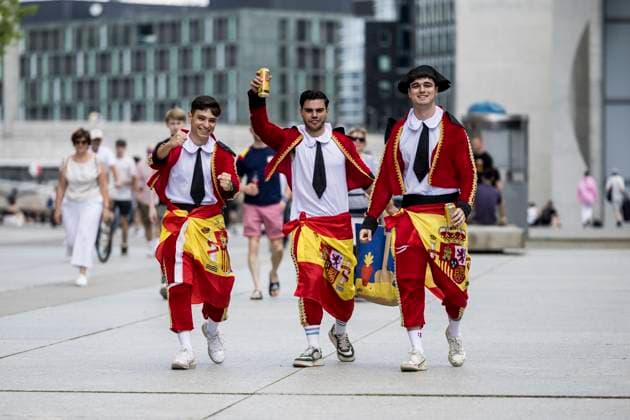 Football fans take the streets of Berlin ahaed of UEFA EURO, EM, Europameisterschaft,Fussball 2024 final Berlin, Germany. 14th, July 2024. Football fans of Spain take the streets of Berlin in celebration before the UEFA Euro 2024 final between Spain and England at Olympiastadion in Berlin. Berlin Germany  Copyright: xGonzalesxPhoto LassexLagonix