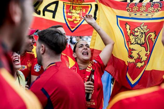 Football fans take the streets of Berlin ahaed of UEFA EURO, EM, Europameisterschaft,Fussball 2024 final Berlin, Germany. 14th, July 2024. Football fans of Spain take the streets of Berlin in celebration before the UEFA Euro 2024 final between Spain and England at Olympiastadion in Berlin. Berlin Germany  Copyright: xGonzalesxPhoto LassexLagonix