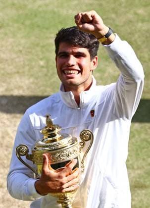 Carlos Alcaraz celebrates victory in the Gentlemen s Singles final Wimbledon Tennis Championships, Day 14, The All England Lawn Tennis and Croquet Club, London, UK - 14 Jul 2024  Copyright: xJamesxMarsh Shutterstockx 14584815dk