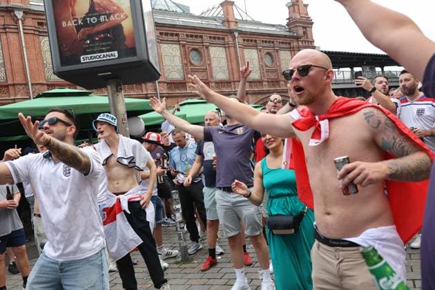 14.07.2024, Berlin - Deutschland. Eindrücke vom Finaltag der Fußball - Europameisterschaft, EM in Berlin, am Hackeschen Markt feiern die Engländer.