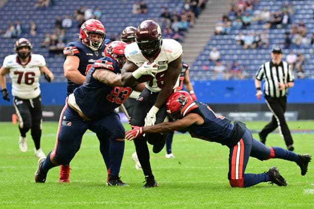 Sport Themen der Woche KW28 Sport Bilder des Tages American Football I Herren I 2024-2025 I European Football League I 8. Spieltag I Hamburg Sea Devils - Rhein Fire I 14.7.2024 Yasir RAJI (78, Rhein Fire)wird von der Hamburger Defense kurz vor der Endzone gestoppt Hamburg Volksparkstadion Hamburg Deutschland *** American Football I Men I 2024 2025 I European Football League I 8 Matchday I Hamburg Sea Devils Rhein Fire I 14 7 2024 Yasir RAJI 78, Rhein Fire is stopped by the Hamburg defense shortly before the end zone Hamburg Volksparkstadion Hamburg Germany Copyright: xLobeca AndreasxHannigx