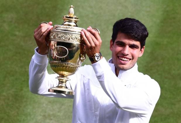 Bilder des Jahres 2024, Sport 07 Juli Sport Themen der Woche KW28 Sport Bilder des Tages Carlos Alcaraz celebrates victory in the Gentlemen s Singles final Wimbledon Tennis Championships, Day 14, The All England Lawn Tennis and Croquet Club, London, UK - 14 Jul 2024  Copyright: xJamesxMarsh Shutterstockx 14584815dl