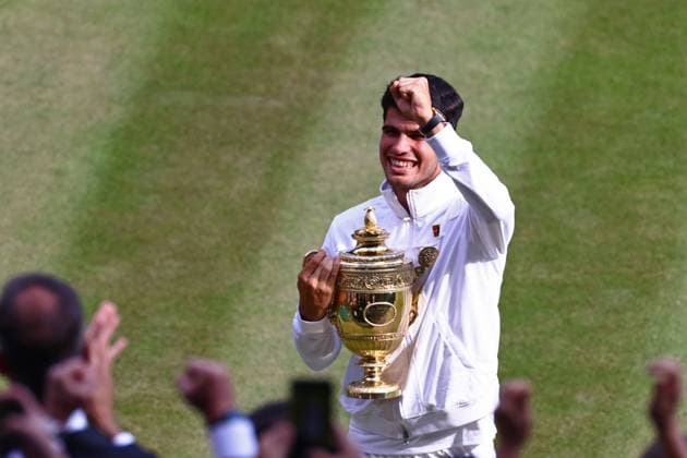 Carlos Alcaraz celebrates victory in the Gentlemen s Singles final Wimbledon Tennis Championships, Day 14, The All England Lawn Tennis and Croquet Club, London, UK - 14 Jul 2024  Copyright: xJamesxMarsh Shutterstockx 14584815dw