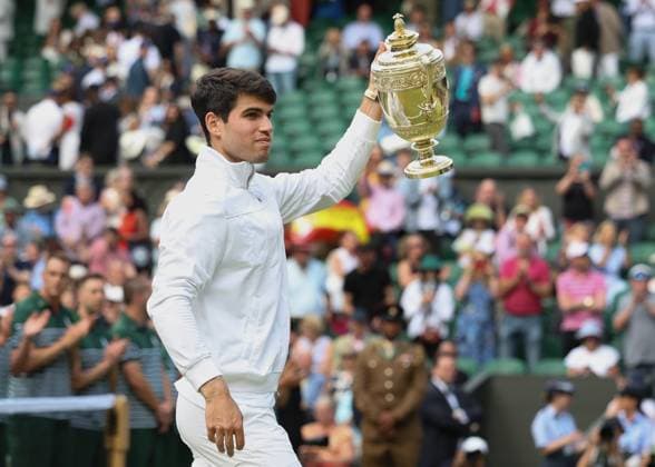 Carlos Alcaraz (ESP) mit dem Pokal, Trophäe, Herren Einzel, Gentlemen s Singles, Endspiel, Final Tennis - Wimbledon 2024 - Grand Slam ITF ATP, Tennis Herren WTA, Tennis Damen - AELTC - London - - Great Britain - 14 July 2024. Copyright: xJuergenxHasenkopfx
