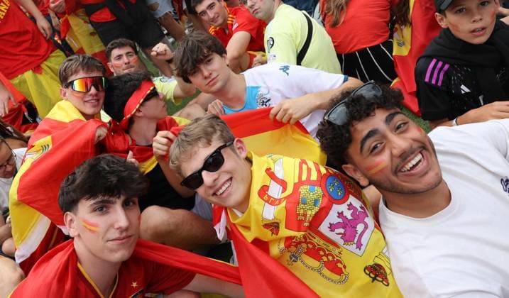14.07.2024, Berlin - Deutschland. Eindrücke vom Finaltag der Fußball - Europameisterschaft, EM in Berlin, die Spanier feiern am Brandenburger Tor.