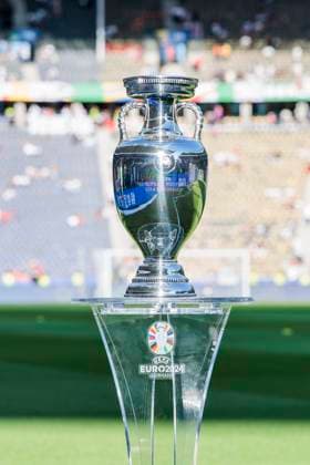 UEFA EURO, EM, Europameisterschaft,Fussball 2024: Finale Spanien - England; 14.07.2024 Der EM-Pokal, Henri-Delaunay-Pokal , auf seinem Sockel im Olympiastadion vor der Partie. UEFA EURO 2024: Finale Spanien - England; Olympiastadion, Berlin am 14.07.2024 Copyright: xBEAUTIFULxSPORTS Wunderlx