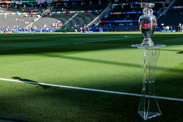 UEFA EURO, EM, Europameisterschaft,Fussball 2024: Finale Spanien - England; 14.07.2024 Der EM-Pokal, Henri-Delaunay-Pokal , auf seinem Sockel im Olympiastadion vor der Partie. UEFA EURO 2024: Finale Spanien - England; Olympiastadion, Berlin am 14.07.2024 Copyright: xBEAUTIFULxSPORTS Wunderlx