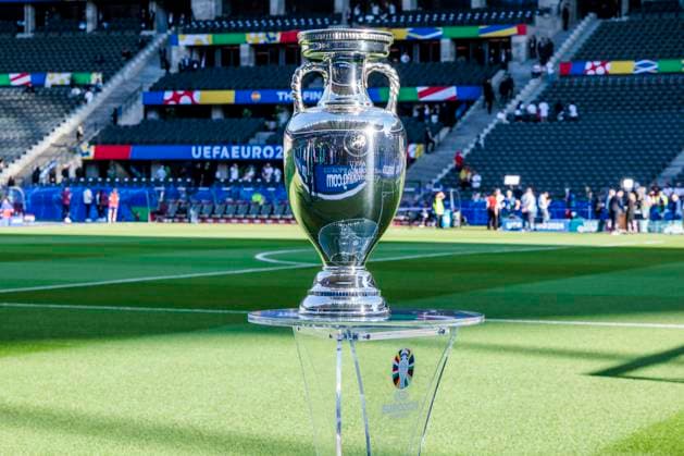 UEFA EURO, EM, Europameisterschaft,Fussball 2024: Finale Spanien - England; 14.07.2024 Der EM-Pokal, Henri-Delaunay-Pokal , auf seinem Sockel im Olympiastadion vor der Partie. UEFA EURO 2024: Finale Spanien - England; Olympiastadion, Berlin am 14.07.2024 Copyright: xBEAUTIFULxSPORTS Wunderlx