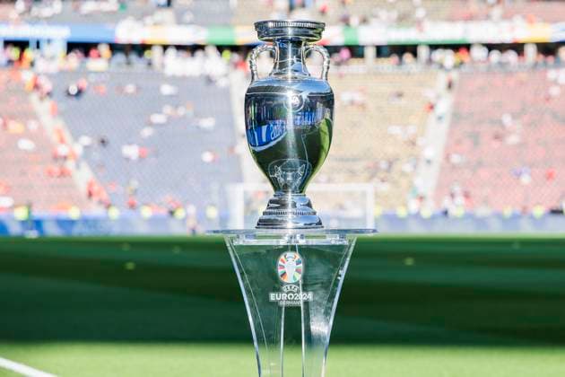 UEFA EURO, EM, Europameisterschaft,Fussball 2024: Finale Spanien - England; 14.07.2024 Der EM-Pokal, Henri-Delaunay-Pokal , auf seinem Sockel im Olympiastadion vor der Partie. UEFA EURO 2024: Finale Spanien - England; Olympiastadion, Berlin am 14.07.2024 Copyright: xBEAUTIFULxSPORTS Wunderlx