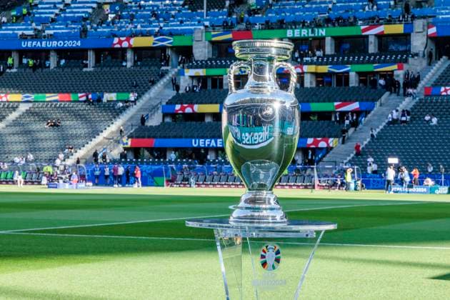 UEFA EURO, EM, Europameisterschaft,Fussball 2024: Finale Spanien - England; 14.07.2024 Der EM-Pokal, Henri-Delaunay-Pokal , auf seinem Sockel im Olympiastadion vor der Partie. UEFA EURO 2024: Finale Spanien - England; Olympiastadion, Berlin am 14.07.2024 Copyright: xBEAUTIFULxSPORTS Wunderlx