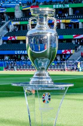 UEFA EURO, EM, Europameisterschaft,Fussball 2024: Finale Spanien - England; 14.07.2024 Der EM-Pokal, Henri-Delaunay-Pokal , auf seinem Sockel im Olympiastadion vor der Partie. UEFA EURO 2024: Finale Spanien - England; Olympiastadion, Berlin am 14.07.2024 Copyright: xBEAUTIFULxSPORTS Wunderlx