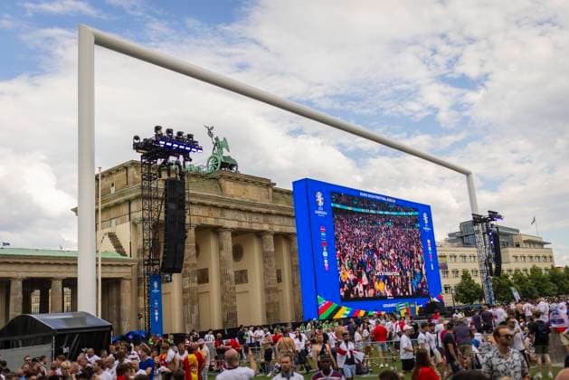 Berlin, Germany. 14th Jul 2024. Fanzone Brandenburger Tor Spain - England Spanien - England 14.07.2024 *** Berlin, Germany 14th Jul 2024 Fanzone Brandenburger Tor Spain England Spain England 14 07 2024