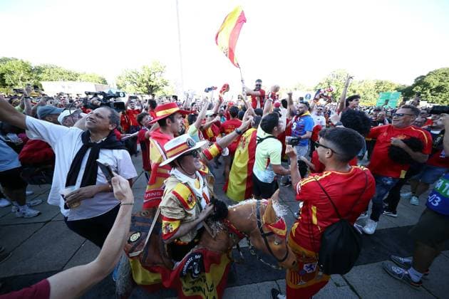 14.07.2024, xtgx, Fussball EM 2024 Finale, Spanien - England emspor, v.l. Emotionen, Fans, Stimmung, Fahnen, Logo, Spanien, Zuschauer, Trikots (UEFA REGULATIONS PROHIBIT ANY USE OF PHOTOGRAPHS as IMAGE SEQUENCES and or QUASI-VIDEO) Berlin