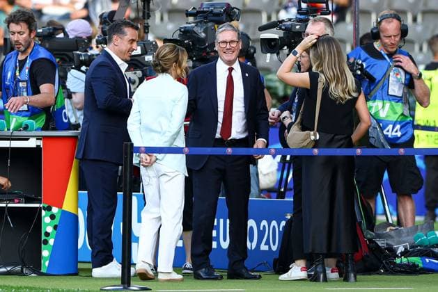 Sport Bilder des Tages Sir Keir Starmer, Prime Minister of the United Kingdom is interviewed by Gary Neville on ITV Spain v England, UEFA European Championship, EM, Europameisterschaft 2024, Final, Football, Olympiastadion, Berlin, Germany, 14 Jul 2024 EDITORIAL USE ONLY No use with unauthorised audio, video, data, fixture lists, club league logos or live services. Online in-match use limited to 120 images, no video emulation. No use in betting, games or single club league player publications. Copyright: xKieranxMcManus Shutterstockx 14583341ab