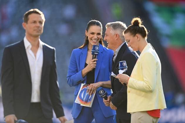 Fussball, Herren, Saison 2023 24, UEFA EURO, EM, Europameisterschaft,Fussball EM 2024, Finale in Berlin, Spanien - England, v.l. Sportschau Moderator Alexander Bommes, Sportschau Moderatorin Esther Sedlaczek, Sportschau Experte Bastian Schweinsteiger und Sportschau Expertin Almuth Schult , 14.07. 2024, Copyright: xSebastianxRäppold MatthiasxKochx