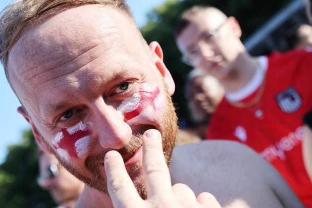 14.07.2024, Berlin - Deutschland. Eindrücke vom Finaltag der Fußball - Europameisterschaft, EM in Berlin, die Engländer feiern am Brandenburger Tor.