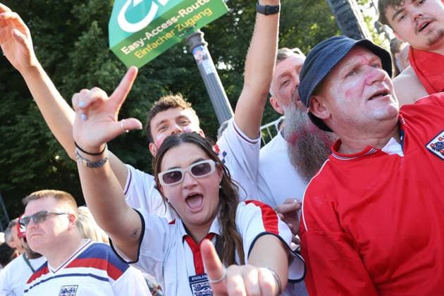 14.07.2024, Berlin - Deutschland. Eindrücke vom Finaltag der Fußball - Europameisterschaft, EM in Berlin, die Engländer feiern am Brandenburger Tor.