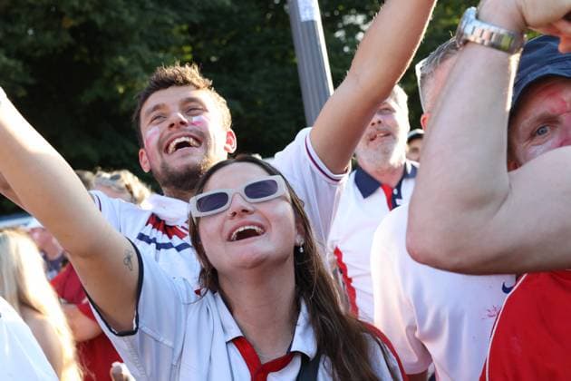14.07.2024, Berlin - Deutschland. Eindrücke vom Finaltag der Fußball - Europameisterschaft, EM in Berlin, die Engländer feiern am Brandenburger Tor.