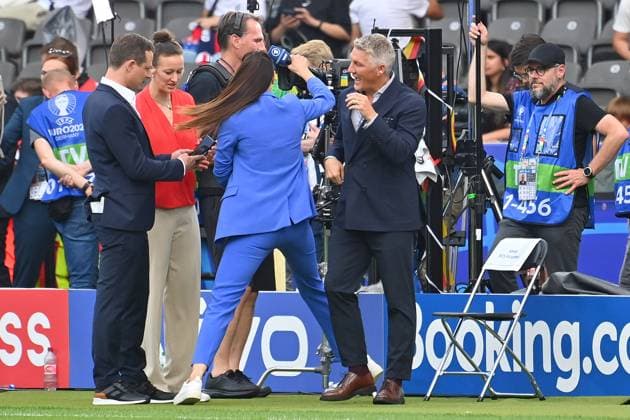Bastian SCHWEINSTEIGER macht Spaesse mit Esther SEDLACZEK (Moderatorin), FINALE Spanien (ESP) - England (ENG) am 14.07.2024, Olympiastadion Berlin. Fussball UEFA EURO, EM, Europameisterschaft,Fussball 2024 GERMANY vom 14.06.2024 - 14.07.2024.