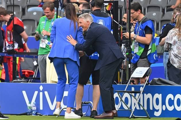 Sport Bilder des Tages Bastian SCHWEINSTEIGER macht Spaesse mit Esther SEDLACZEK (Moderatorin), FINALE Spanien (ESP) - England (ENG) am 14.07.2024, Olympiastadion Berlin. Fussball UEFA EURO, EM, Europameisterschaft,Fussball 2024 GERMANY vom 14.06.2024 - 14.07.2024.