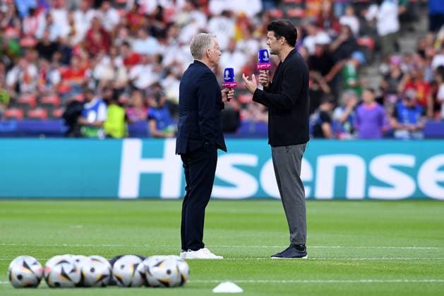 Fußball UEFA EURO, EM, Europameisterschaft,Fussball 2024 Finale Spanien - England am 14.07.2024 im Olympiastadion Berlin in Berlin Johannes B. Kerner ( Moderator Magenta TV ), links - Michael Ballack ( Experte ), rechts
