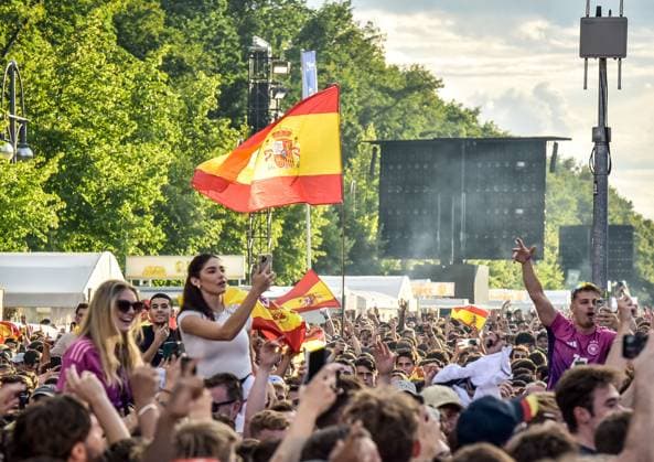 Fussball, EM 2024 Fan Zone in Berlin am Brandenburger Tor 14.06.2024, xdanx, Fussball, EM 2024 Fan Zone in Berlin am Brandenburger Tor, v.l. Spanische Fans Jubeln ausgelassen auf der Fanzone am Brandenburger Tor. Berlin Fanmeile Berlin Deutschland (DE) *** Football, European Championship 2024 Fan Zone in Berlin at the Brandenburg Gate 14 06 2024, xdanx, Football, European Championship 2024 Fan Zone in Berlin at the Brandenburg Gate, v l Spanish fans cheer exuberantly at the fan zone at the Brandenburg Gate Berlin Fan Mile Berlin Germany EN Copyright: xDanielxLakomskix
