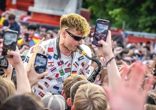 Sport Bilder des Tages Fussball, EM 2024 Fan Zone in Berlin am Brandenburger Tor 14.06.2024, xdanx, Fussball, EM 2024 Fan Zone in Berlin am Brandenburger Tor, v.l. Andre Schnura mit seinem Saxophon spiel auf der Fanzone am Brandenburger Tor. Berlin Fanmeile Berlin Deutschland (DE) Copyright: xDanielxLakomskix