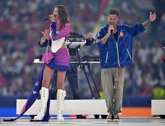 Sport Bilder des Tages 14.07.2024, Fussball UEFA EURO, EM, Europameisterschaft,Fussball 2024, Finale im Berliner Olympiastadion, Spanien - England, Leony und OneRepublic und Meduza (Deutschland) singen den EM Song Leony im DFB Look