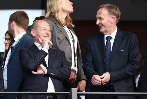 14.07.2024, xtgx, Fussball EM 2024 Finale, Spanien - England emspor, v.l. Bundeskanzler Olaf Scholz (SPD), Geschaeftsfuehrer Hans-Joachim Watzke (Borussia Dortmund) (UEFA REGULATIONS PROHIBIT ANY USE OF PHOTOGRAPHS as IMAGE SEQUENCES and or QUASI-VIDEO) Berlin